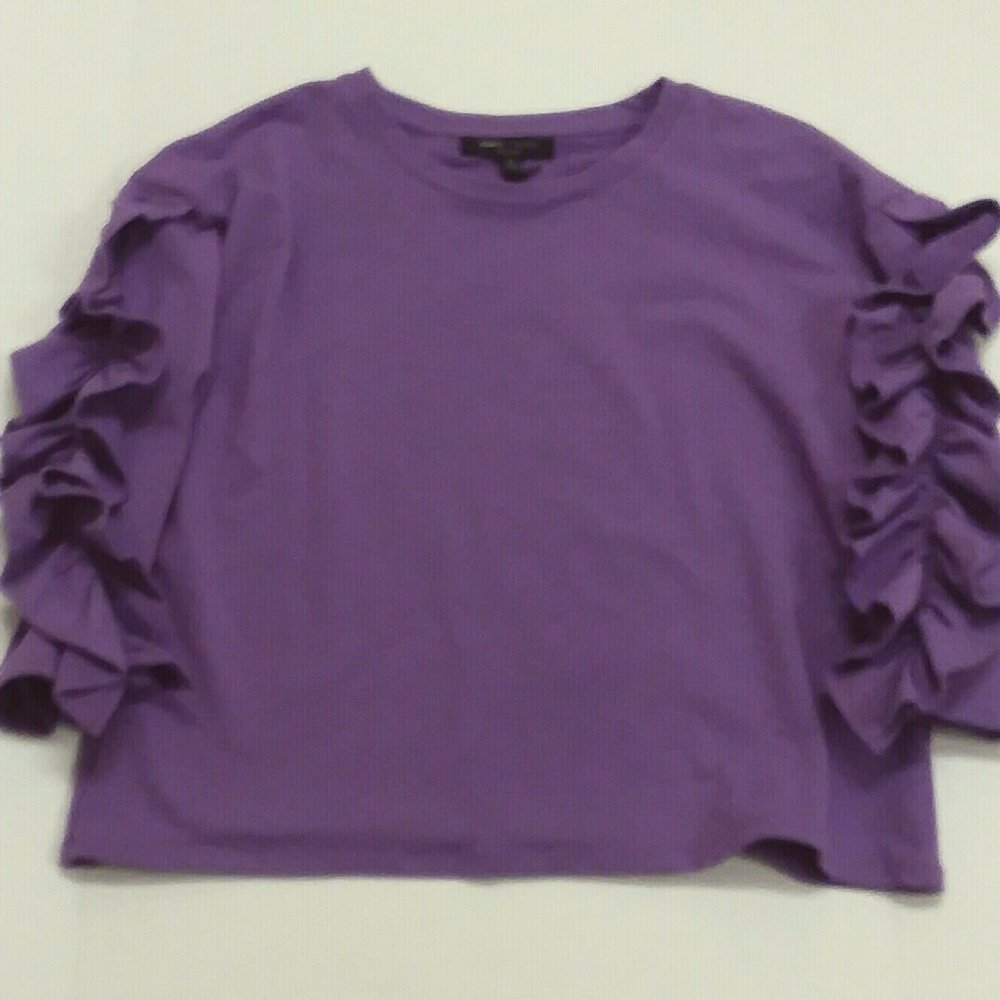 🎉10 for $10🎉New Romeo & Juliet Couture ruffle sleeve shirt